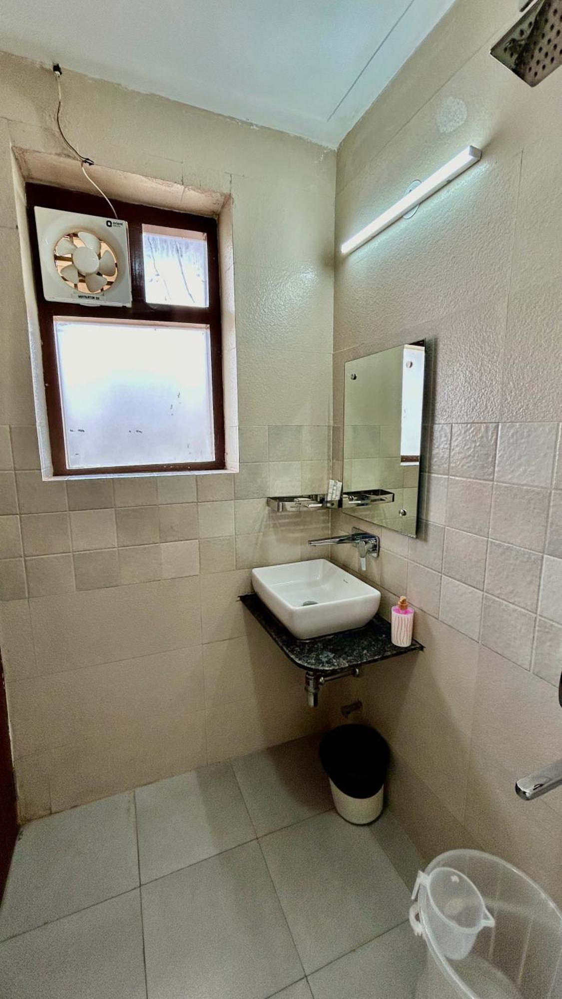 Aura Luxury Studio I Couple Friendly I Near Golf Course Road, Sector 57, Gurgaon Exterior foto